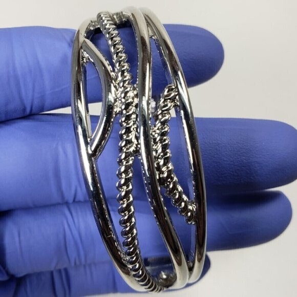 Chunky Silver-Tone Oval Bangle Bracelet – Textured Rope & Polished Metal Cuff - Picture 3 of 8